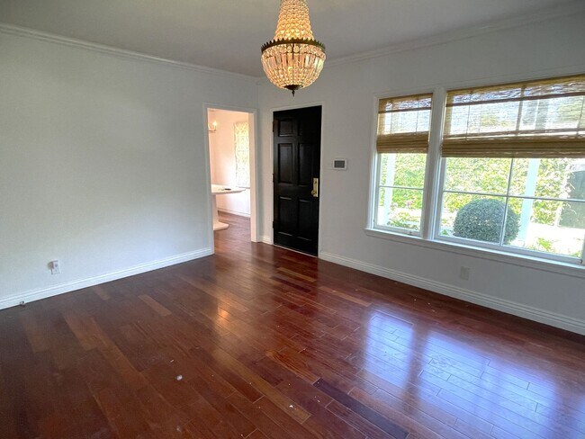 Building Photo - Luxurious Lake Balboa Home with Athletic A...