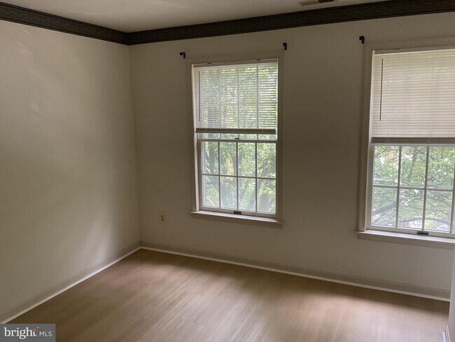 Building Photo - 28 Tenby Ct