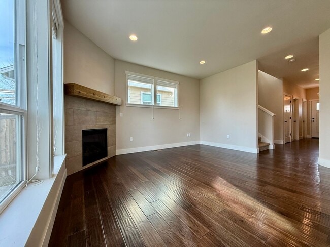 Building Photo - GORGEOUS OPEN LAYOUT HOME IN OLD FARM DISTRICT!