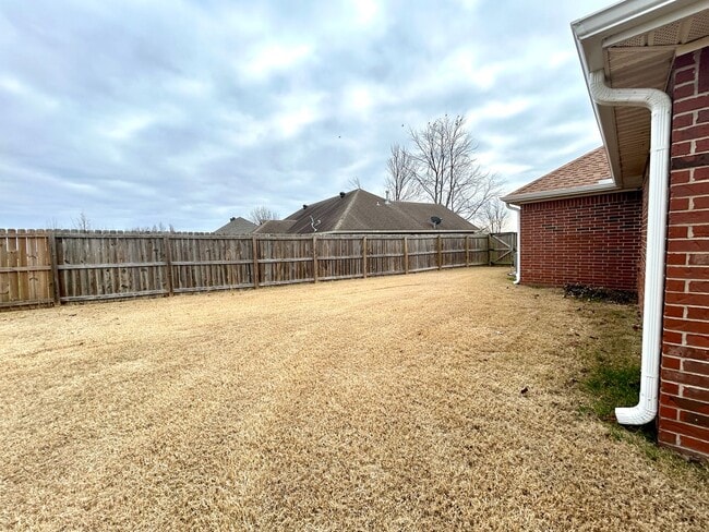 Building Photo - Spacious 3 bed 2 bath Single Family with a Large Fenced Backyard!