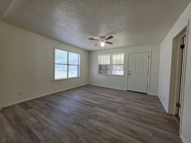 Building Photo - 3 bedroom home in Shawnee!