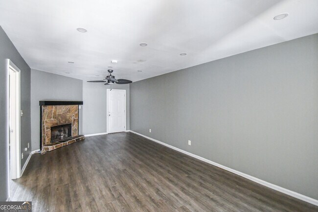 Building Photo - 735 Oak Dr