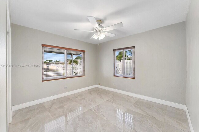 Building Photo - 810 E 9th Pl