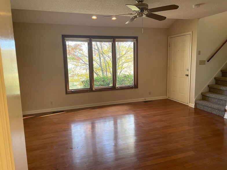 15ft x 15ft Family room w/ ceiling fan and studio lights - 6709 Langston Dr