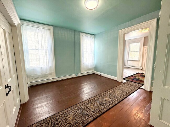 Building Photo - 61 Monitor St