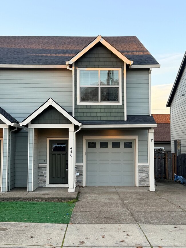 Building Photo - Beautiful Home w/Gas Fireplace, Plank Flooring, Fenced Yard, Garage, W/D & MORE!