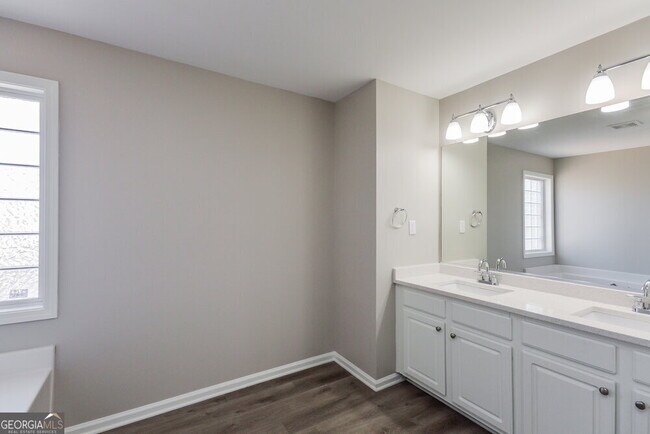 Building Photo - 137 Lantana Dr