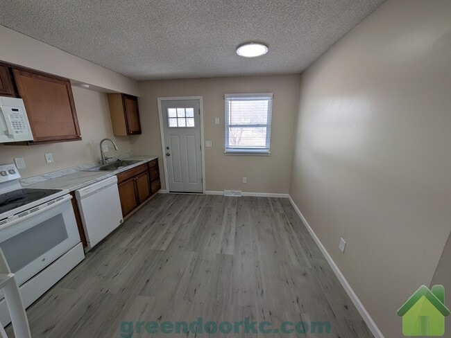 Building Photo - 823 S Lindenwood Dr