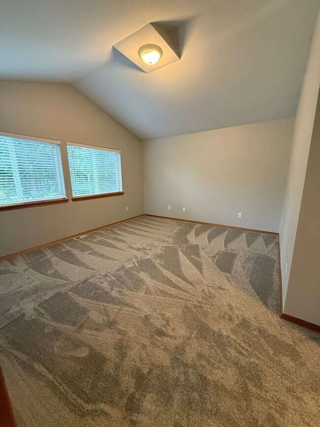 Building Photo - 5Bd/2.5Ba Maple Valley House