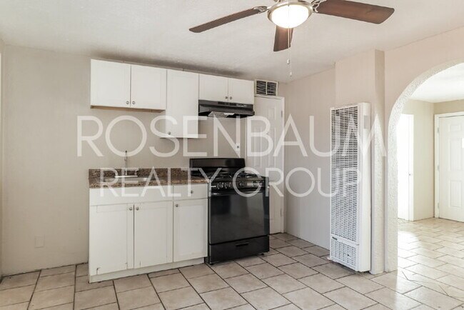 Building Photo - 302 W Flores St