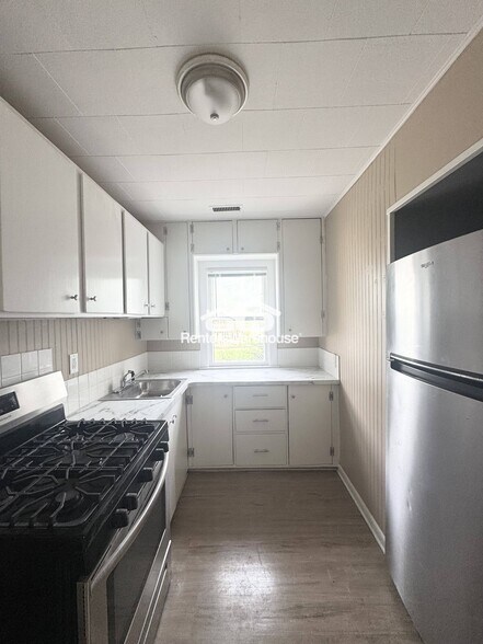 Building Photo - 1685 Northwest Dr