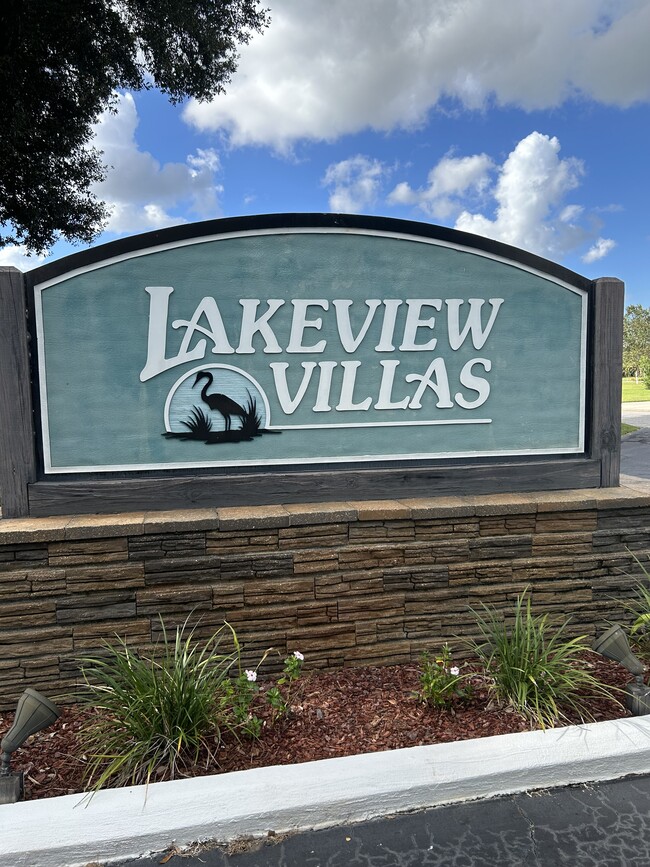 Building Photo - 9474 Villas Dr