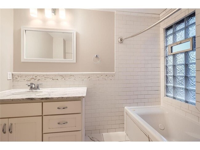 Building Photo - 1156 Marion St