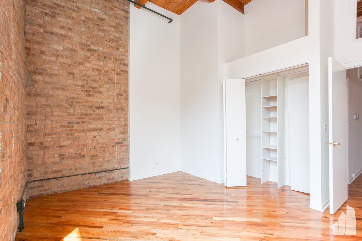 Building Photo - 2222 W Diversey Ave