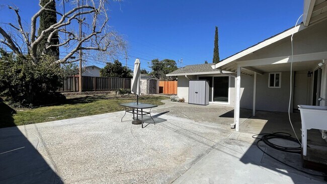Building Photo - 4BD/3BA - Modern Home in Convenient Location: Updated Features, Near Parks & Shops, Pet-Friendly ...