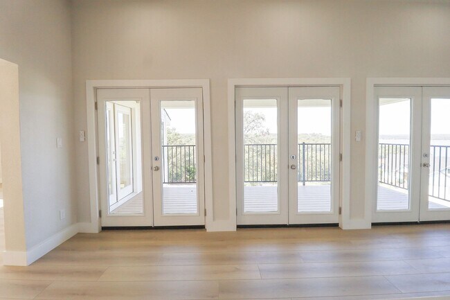 Building Photo - 4 Bed | 3 Bath on Keystone Lake!