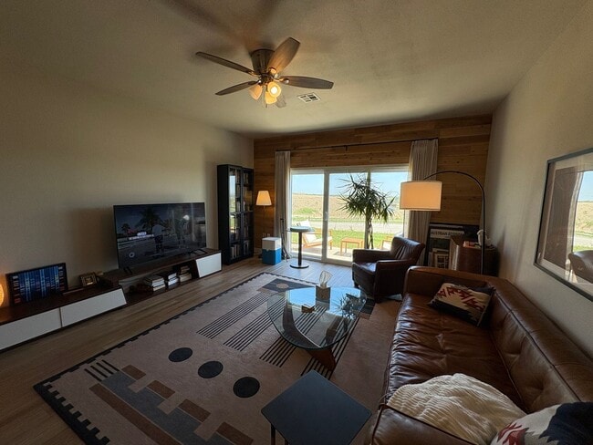 Building Photo - Modern Townhome with STUNNING Views in West MHK