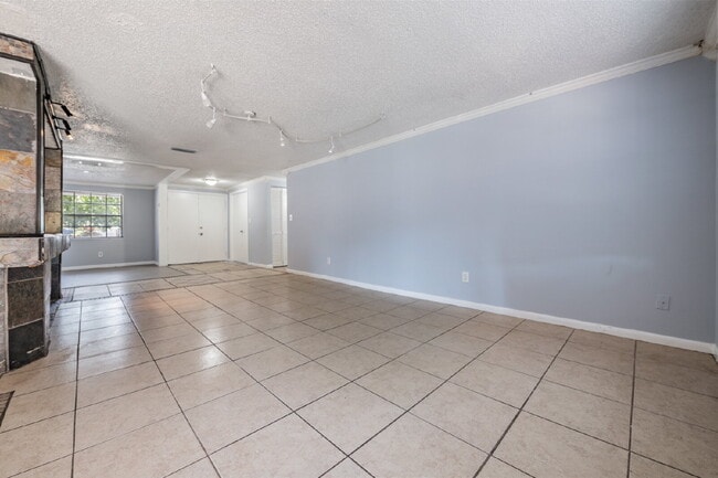 Building Photo - 16001 Saddlestring Dr