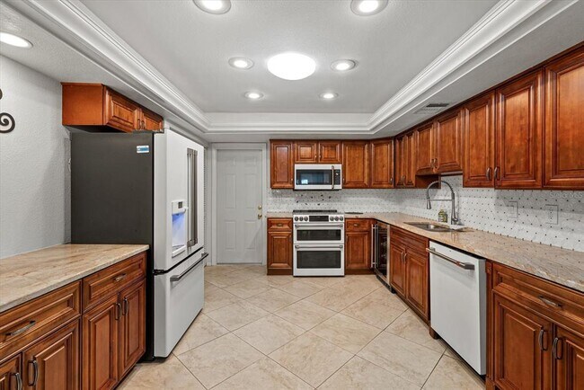 Building Photo - 6916 W Country Club Dr N