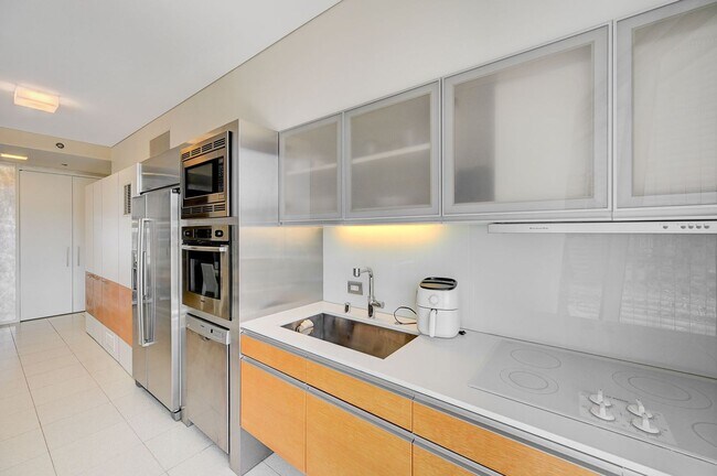 Building Photo - Veer Towers 2007W- Strip/City Views from this Stunning Studio 1/ba Residence