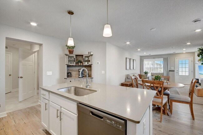 Building Photo - 1203 Lower 143rd St E