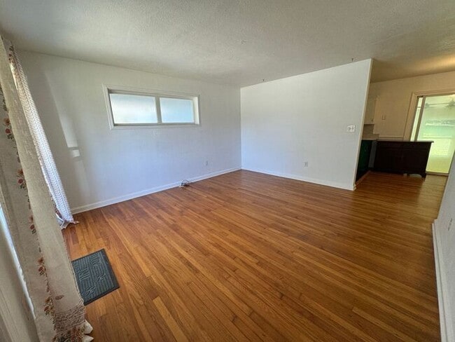 Building Photo - Pensacola - 2 bedroom, 2 bathroom w/ sunro...