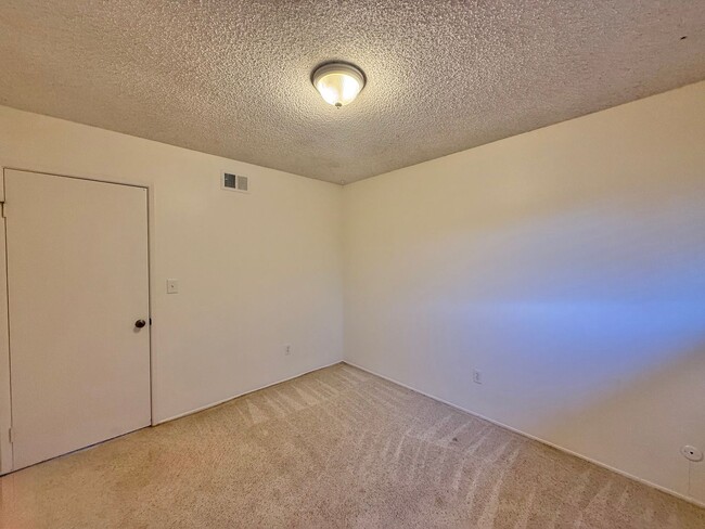 Building Photo - 2 Bedroom Townhome in Fletcher Hills! Wate...