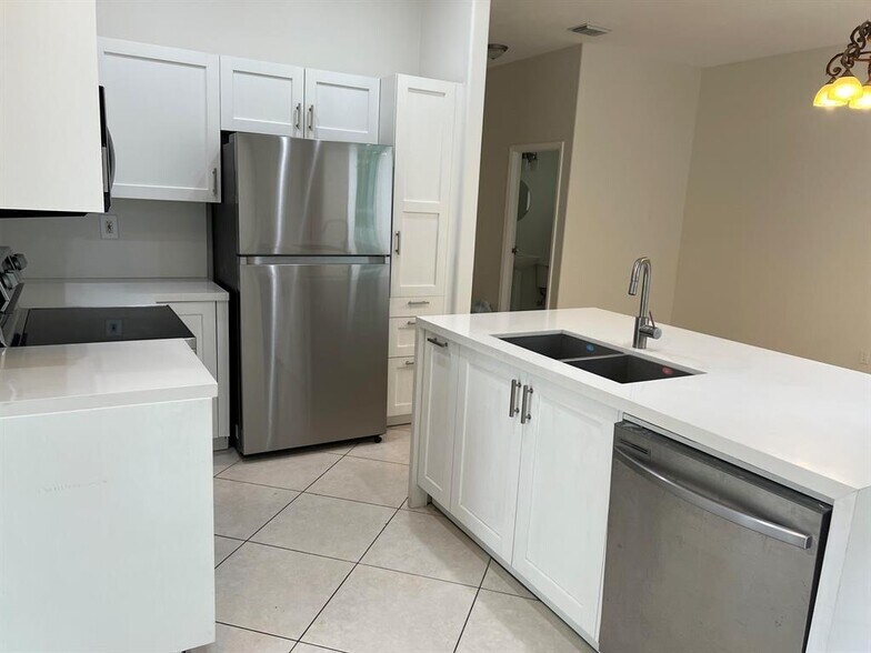 Primary Photo - 5076 SW 38th Way