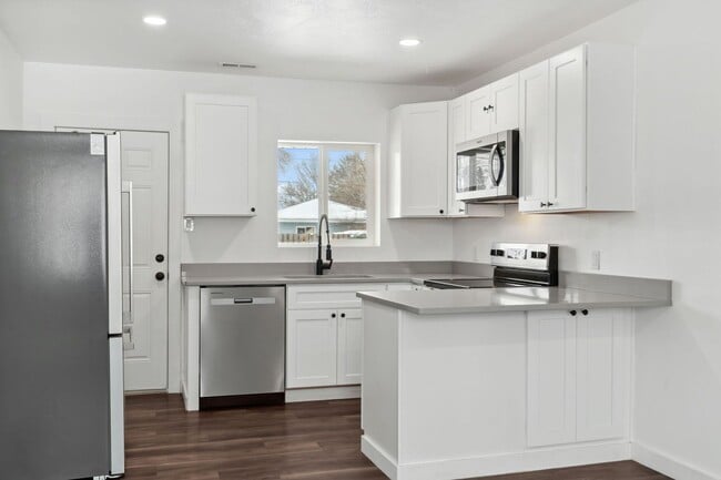 Building Photo - Newly Remodeled West Valley 2 Bed Duplex -...