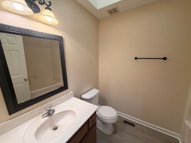 Building Photo - 406 Hazelwood Dr