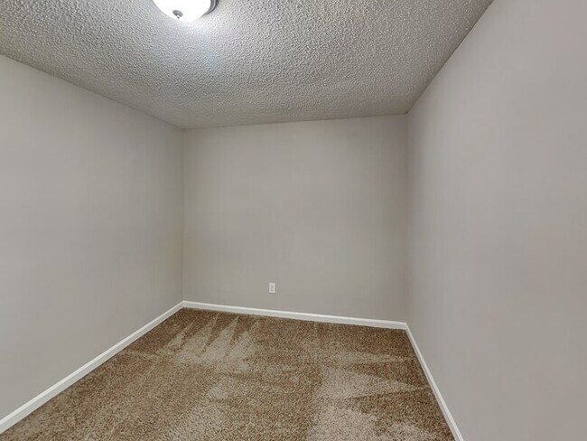 Building Photo - 5913 Sycamore Manor Cove