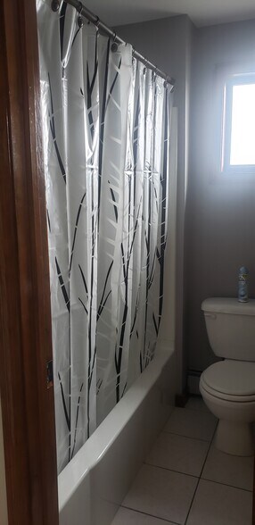 Building Photo - 19 Crest Ave