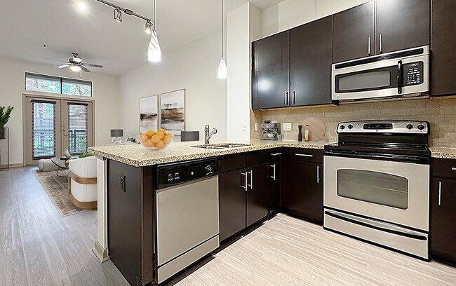 Primary Photo - 400 McGowen St