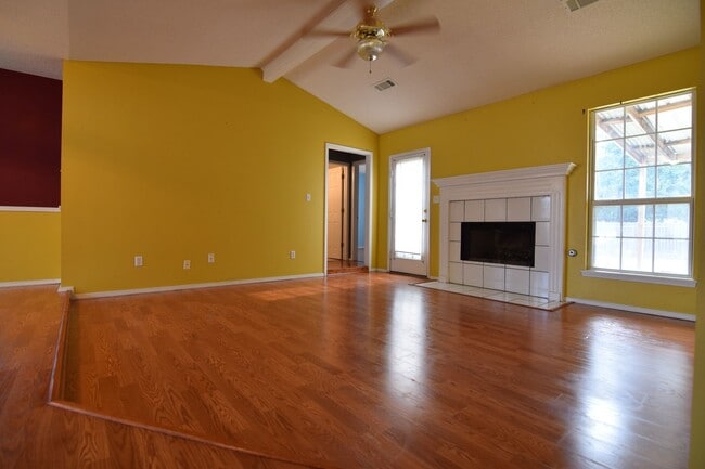 Building Photo - $1,900.00 MOVE-IN-SPECIAL