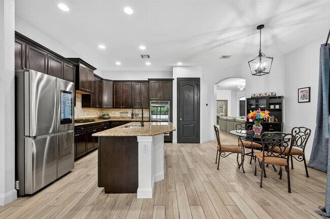 Building Photo - 8971 Edgewater Bend