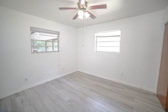 Building Photo - 3 Bed / 2 Bath Brick Home With Yard In Town