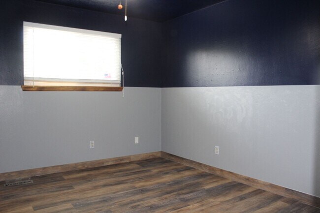 Building Photo - Columbine Hills - 3 BR/2 1/2 BA Home!