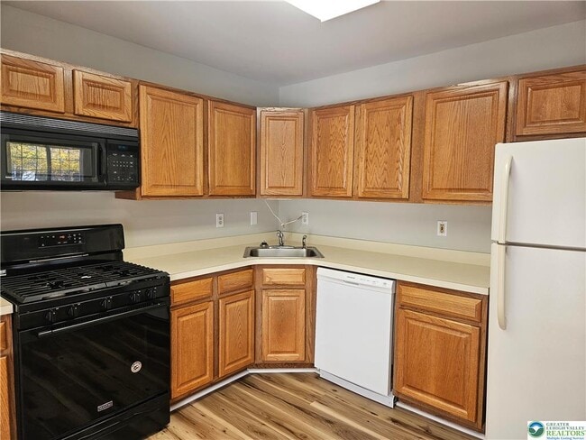 Building Photo - 1876 Mansfield St