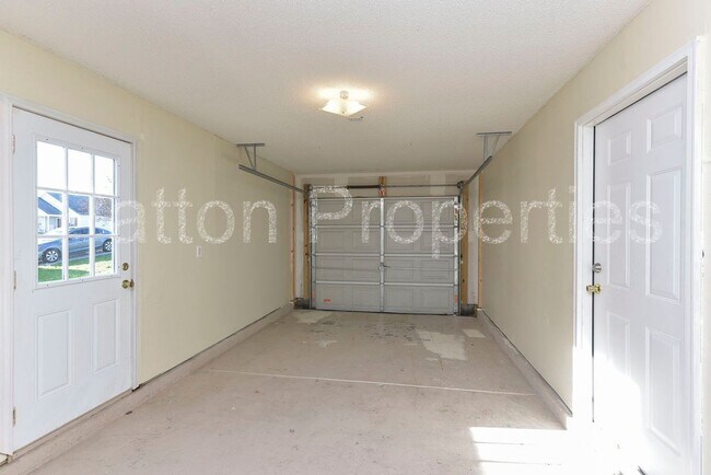 Building Photo - 295 Legend Oaks Dr