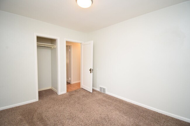 Building Photo - 5806 Highland Dr