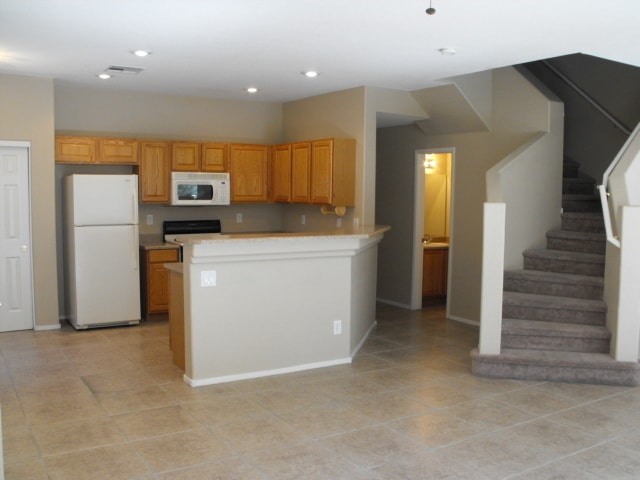 Building Photo - Spacious Henderson townhouse featuring   3 bedrooms PLUS 2 car garage.