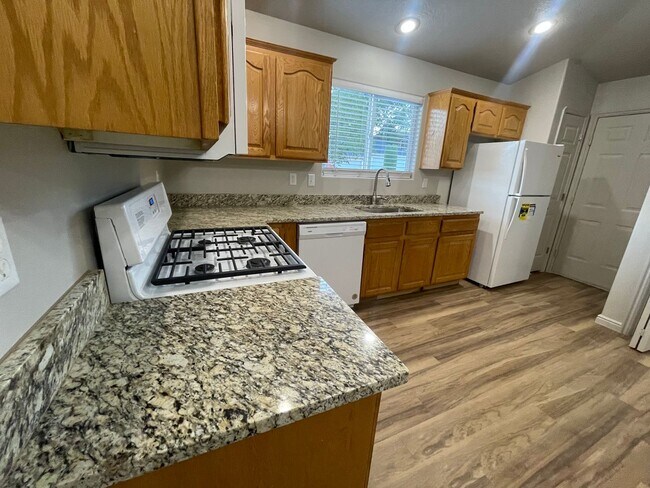Building Photo - 3 Bedroom Duplex!!