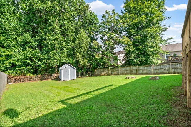 Building Photo - Pet Friendly Three Bedroom!