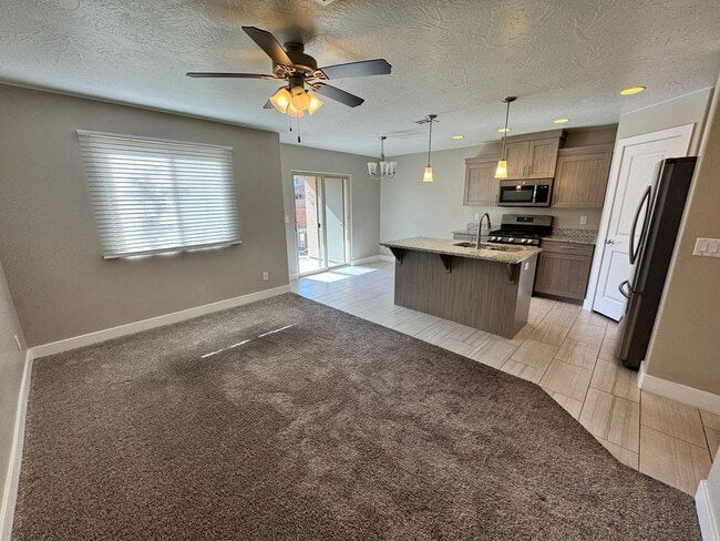 Building Photo - Desert Hills Townhome