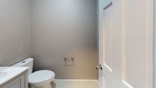 Building Photo - Renovated 2 Bed /1 Bath Single Family Home...