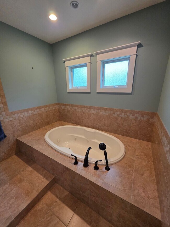 Building Photo - Luxurious 3-Bedroom Home in Poughquag, NY