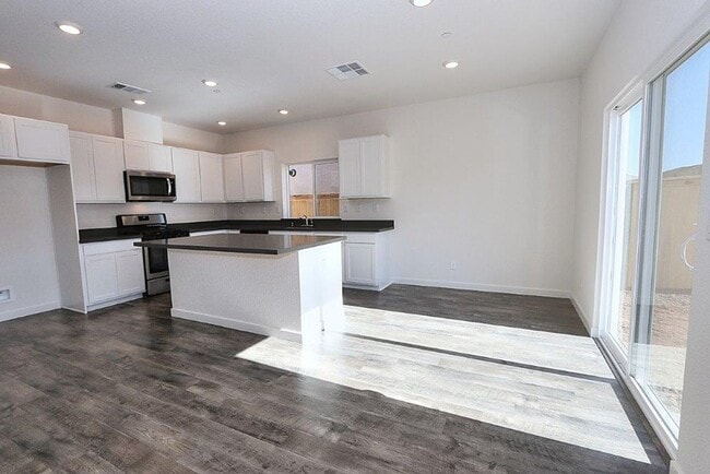 Building Photo - Beautiful Lincoln Home Available in May!