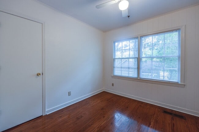 Building Photo - 3 Bedroom, 2 Bath Home Available 10/1/2025...