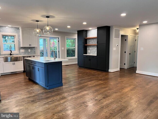 Building Photo - 210 Point Ln