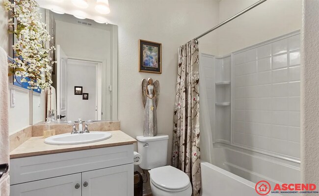 Building Photo - Spacious 3BD/2BA Home in Bakersfield's 93313 — Fully Equipped, Garage & Small Pets Welcome!